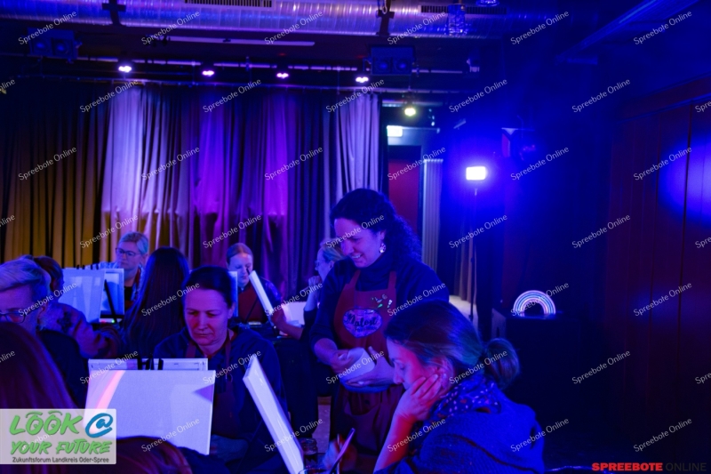 Spreebote-Parkclub-Frauenwoche-Schwarzlicht-002