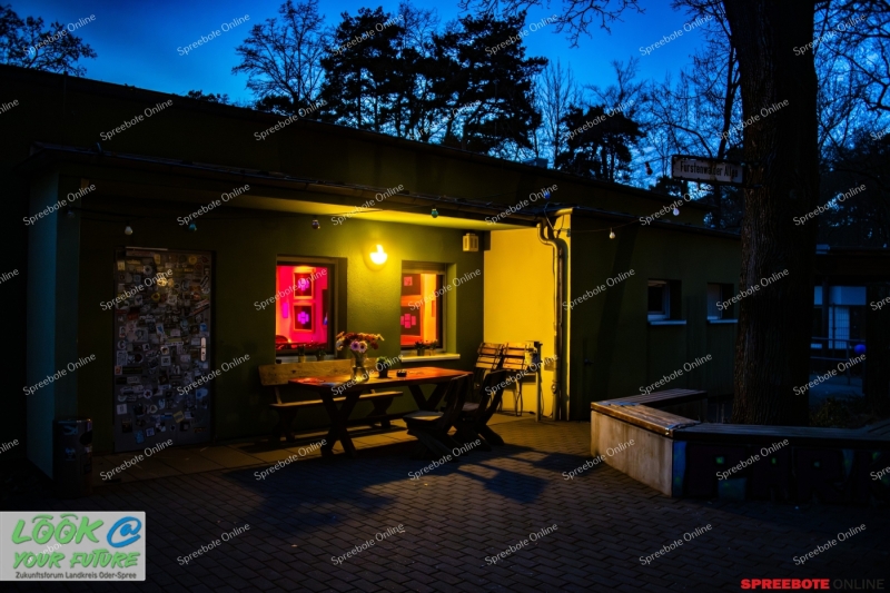 Spreebote-Parkclub-Frauenwoche-Schwarzlicht-008