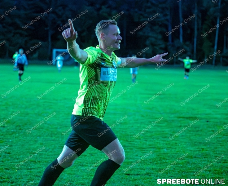 Spreebote-Sechs-Tore-unter-Flutlicht_gallery1_06