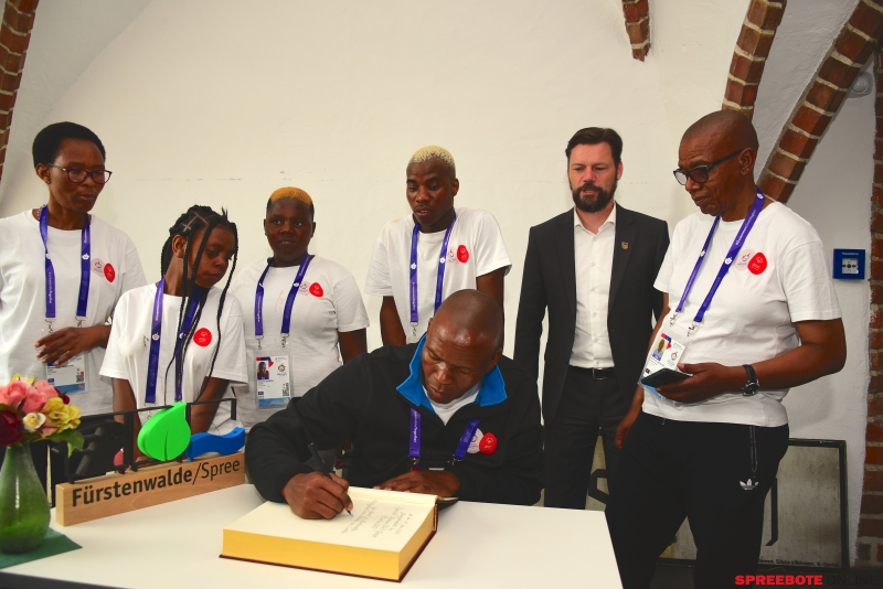 Galerie-III-Special-Olympics-Goldene-Buch-Fuwa-002