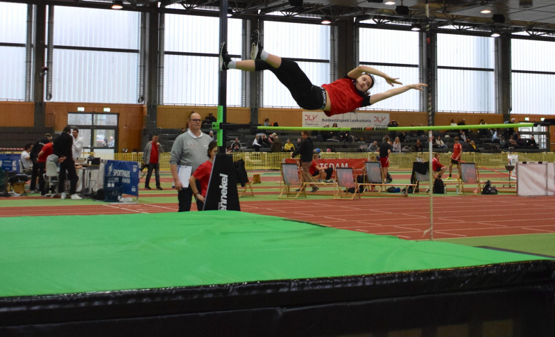 Gaselanerinnen-erstmals-aktiv-im-Stabhochsprung-1-scaled