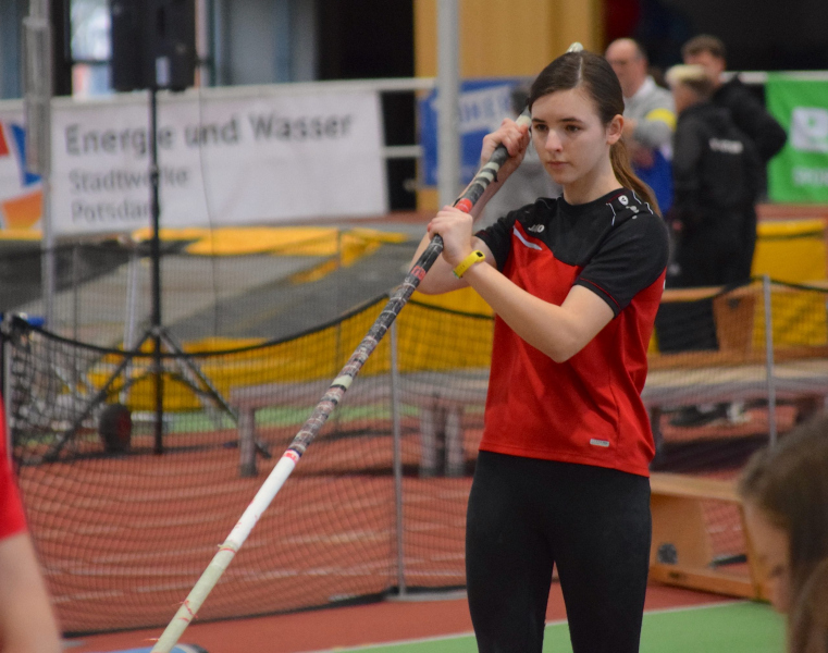 Gaselanerinnen-erstmals-aktiv-im-Stabhochsprung-2-scaled