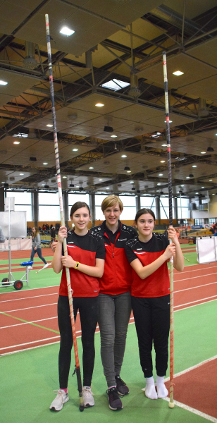 Gaselanerinnen-erstmals-aktiv-im-Stabhochsprung-3-scaled