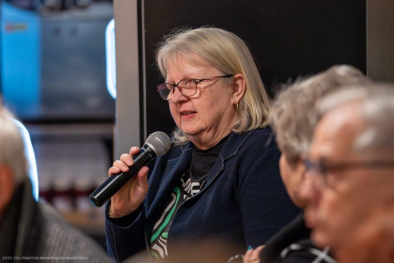 Jan-Redmann-startet-Tour-in-Beeskow-4-scaled