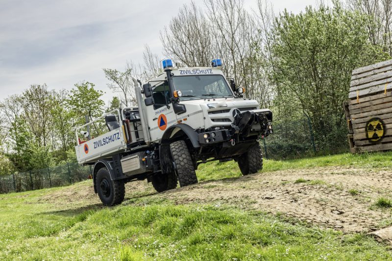Unimog U 5023 mit Pritsche zum Personentransport und Trommelseilwinde im Erprobungseinsatz beim Bundesamt für Bevölkerungsschutz und Katastrophenhilfe (BBK)