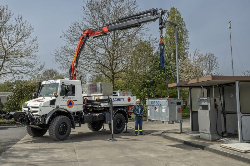 Unimog U 5023 mit Kran, Flüssigmethanol-Brennstoffzelle und Trommelseilwinde im Erprobungseinsatz beim Bundesamt für Bevölkerungsschutz und Katastrophenhilfe (BBK)