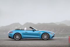 Mercedes-AMG SL 43 Roadster | Kraftstoffverbrauch kombiniert: 9,4-8,9 l/100 km | CO₂-Emissionen kombiniert: 214-201 g/km* Exterieur: Hyperblau metallic; Interieur: Leder Nappa Style kristallweiß.;Kraftstoffverbrauch kombiniert: 9,4-8,9 l/100 km | CO₂-Emissionen kombiniert: 214-201 g/km*

Mercedes-AMG SL 43 Roadster | fuel consumption combined: 9,4-8,9 l/100 km | CO₂-emissions combined: 214-201 g/km* exterior: hyperblue metallic; interior: leather nappa style crystal white.;Fuel consumption combined: 9,4-8,9 l/100 km | CO₂-emissions combined: 214-201 g/km*