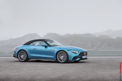 Mercedes-AMG SL 43 Roadster | Kraftstoffverbrauch kombiniert: 9,4-8,9 l/100 km | CO₂-Emissionen kombiniert: 214-201 g/km* Exterieur: Hyperblau metallic; Interieur: Leder Nappa Style kristallweiß.;Kraftstoffverbrauch kombiniert: 9,4-8,9 l/100 km | CO₂-Emissionen kombiniert: 214-201 g/km*

Mercedes-AMG SL 43 Roadster | fuel consumption combined: 9,4-8,9 l/100 km | CO₂-emissions combined: 214-201 g/km* exterior: hyperblue metallic; interior: leather nappa style crystal white.;Fuel consumption combined: 9,4-8,9 l/100 km | CO₂-emissions combined: 214-201 g/km*