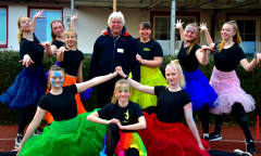 Mit-dem-Goldenen-Raben-geehrt-2-scaled