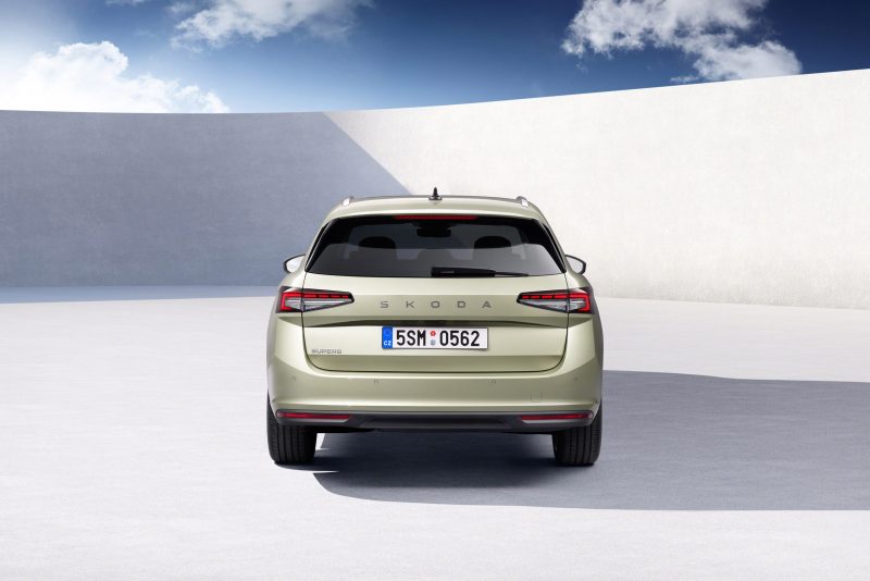 Neuer-Skoda-Superb-8-scaled