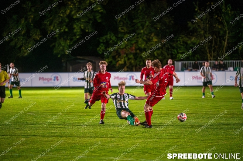 Spreebote-Offensivfeuerwerk-unter-Flutlicht_gallery1_12