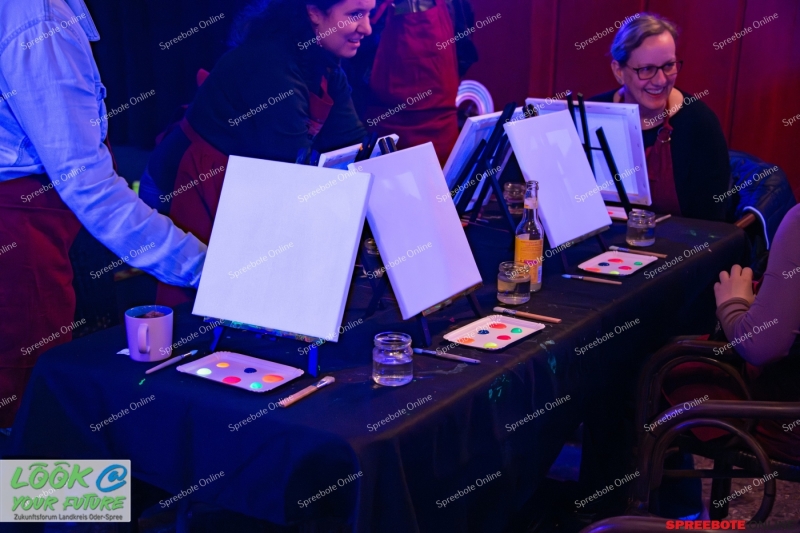 Spreebote-Parkclub-Frauenwoche-Schwarzlicht-001