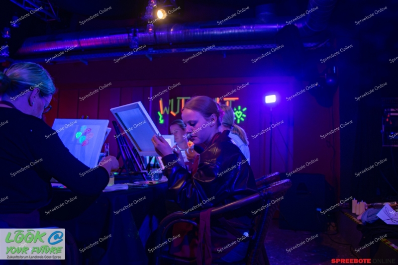 Spreebote-Parkclub-Frauenwoche-Schwarzlicht-005