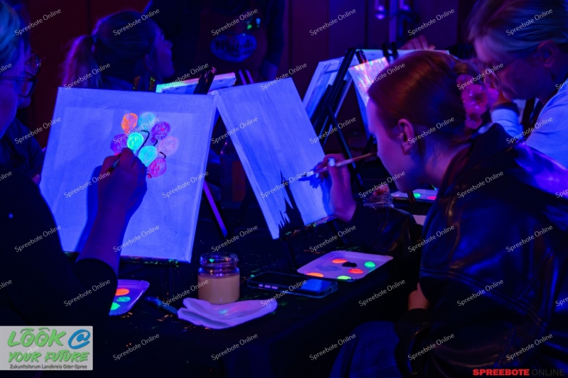 Spreebote-Parkclub-Frauenwoche-Schwarzlicht-006