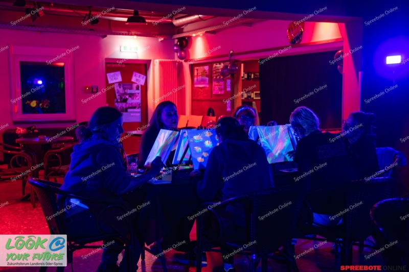 Spreebote-Parkclub-Frauenwoche-Schwarzlicht-007