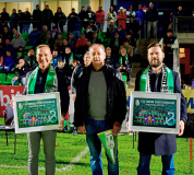 Spannung-auf-dem-Platz-Jubel-auf-den-Rängen-1