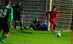 Spannung-auf-dem-Platz-Jubel-auf-den-Rängen-4