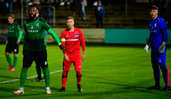 Spannung-auf-dem-Platz-Jubel-auf-den-Rängen-5