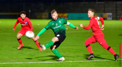 Spannung-auf-dem-Platz-Jubel-auf-den-Rängen-6