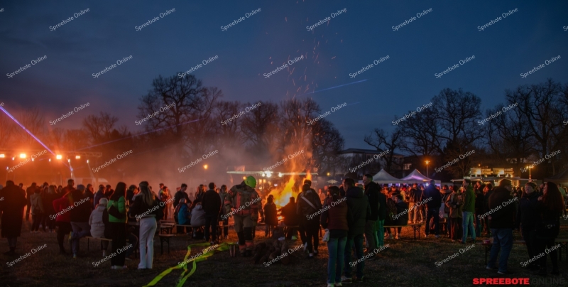 Spreebote-Zwischen-Feuerschale-Partyarea_gallery1_02