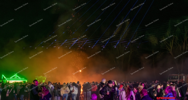 Spreebote-Zwischen-Feuerschale-Partyarea_gallery1_08