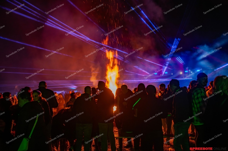 Spreebote-Zwischen-Feuerschale-Partyarea_gallery1_11