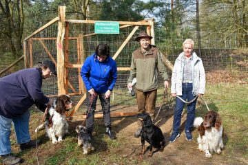 Einweihung: Erster Hundeauslaufplatz in einem Waldstück