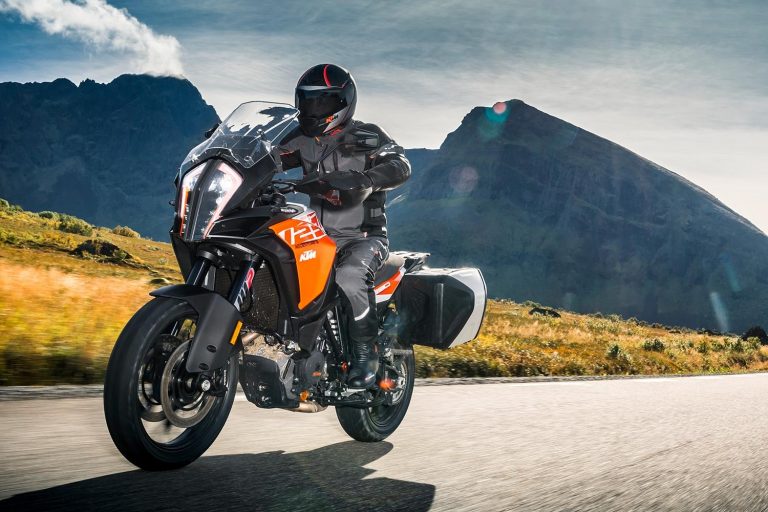 KTM stattet künftige Modelle mit Adaptive Cruise Control und Blind Spot Detection aus