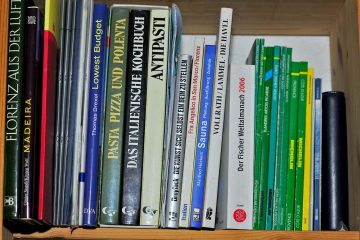 Glückliche Bücherstaplerin