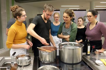 Bis der Sesam in der Pfanne tanzt