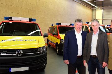 Neue Einsatzfahrzeuge an Hilfsorganisationen übergeben