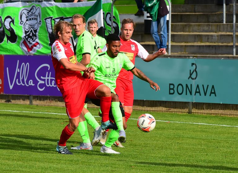 Fans feiern 3:0-Sieg des FSV Union