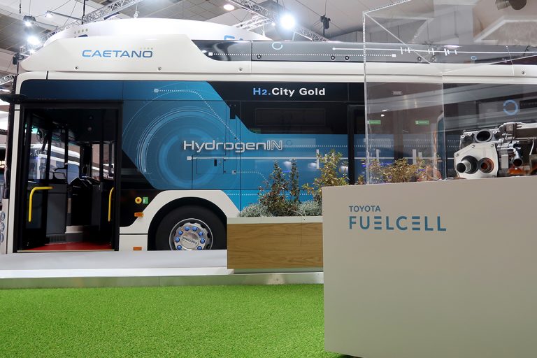 Wasserstoffbus mit Toyota Brennstoffzellentechnik