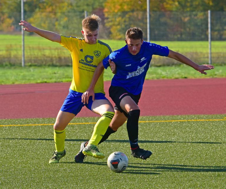Kinder und Jugendliche können Fußball spielen