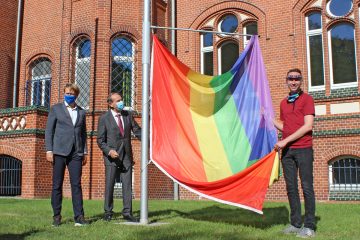 Regenbogenflagge vor der Kreisverwaltung