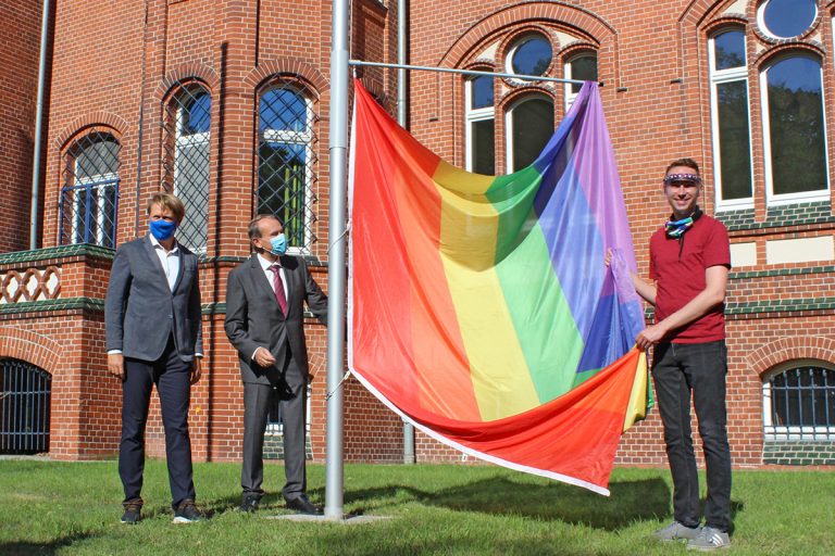 Regenbogenflagge vor der Kreisverwaltung