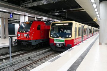 Züge rollen zum neu eröffneten Flughafenbahnhof BER