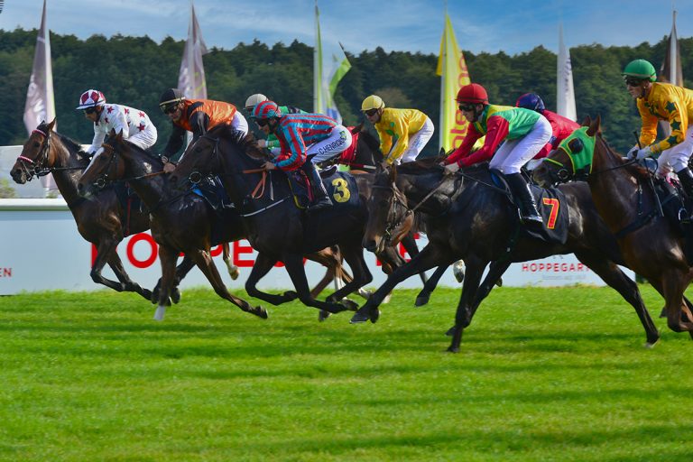 Saisoneröffnung der Rennbahn Hoppegarten am Ostersonntag