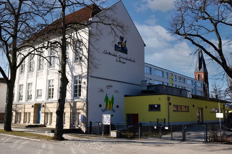 Computerkabinett übergeben