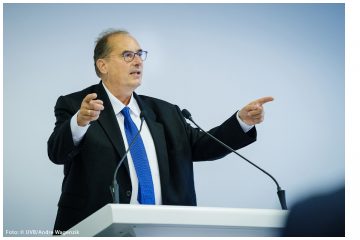 Arbeitgeber stehen mit dem Rücken zur Wand