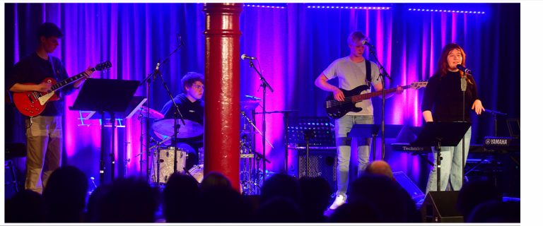 Freunde der Musik rocken Musikkeller