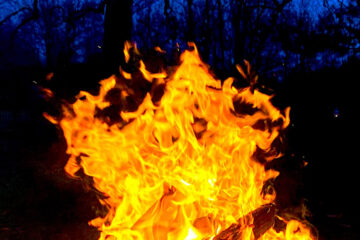 Das ganze Dorf trifft sich beim Osterfeuer