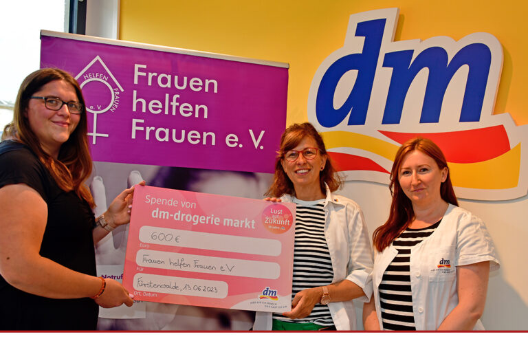 dm-Markt überreicht Spende