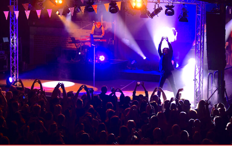 Forced to Mode Rocken die Burg