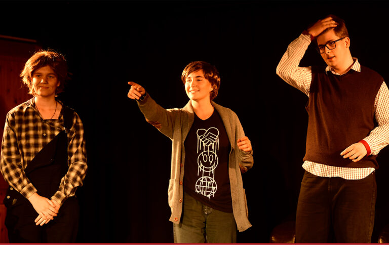 Theatergruppe spielt mit Leidenschaft