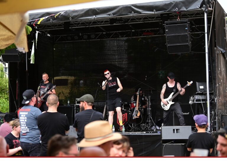 Pia United rockt vor dem Dom