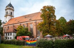 Bunt mit klarer Botschaft