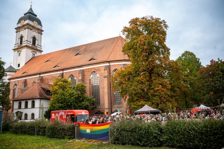 Bunt mit klarer Botschaft